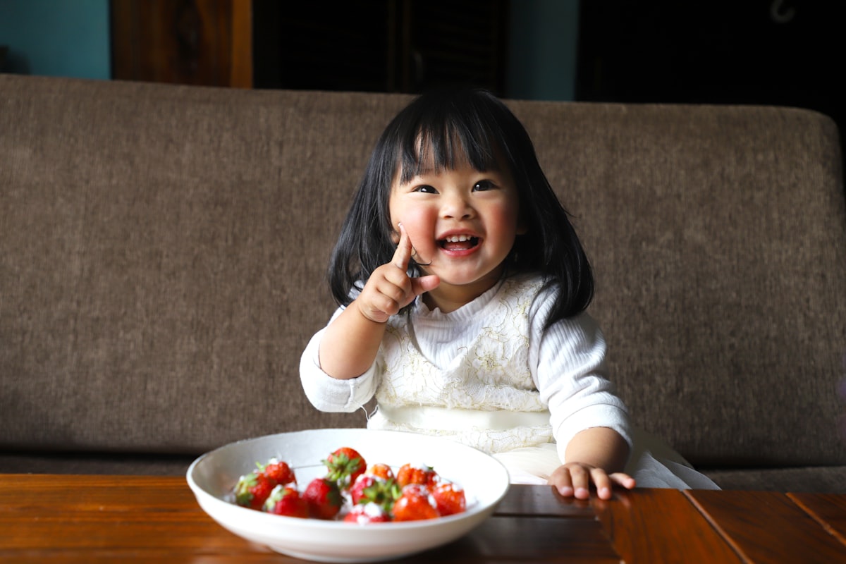 Merenda sana colorata con frutta fresca e cereali per bambini