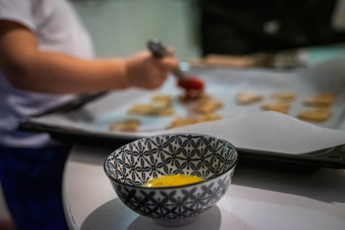 Bambina sorride mentre mangia una merenda salutare a base di frutta